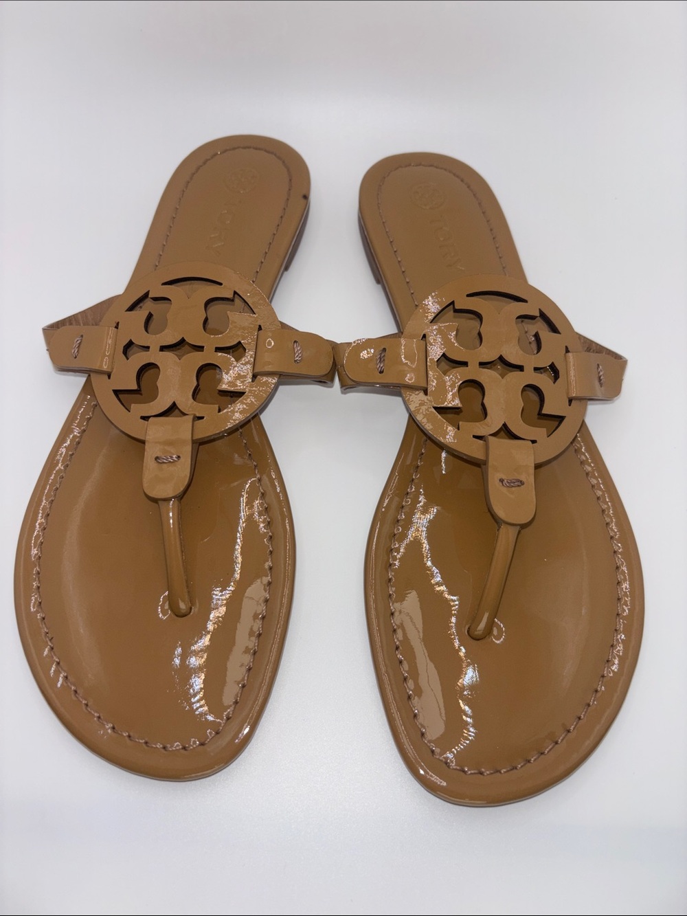 Tory Burch Caramel Patent Leather Logo Thong Sandals in Tan